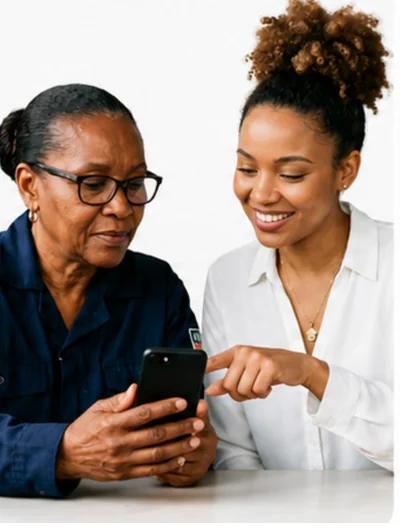 Agente accompagnée par une collègue sur son téléphone